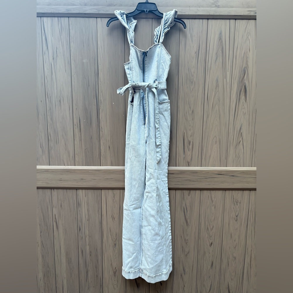 Alice + Olivia Gorgeous Flutter Sleeve Jumpsuit - Picture 4 of 10